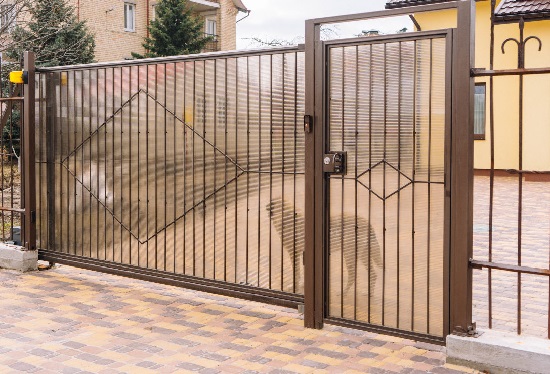 Купить ворота из профлиста с элементами ковки, с металлическими столбами в рамке или под дерево в Губахе от 154455 руб